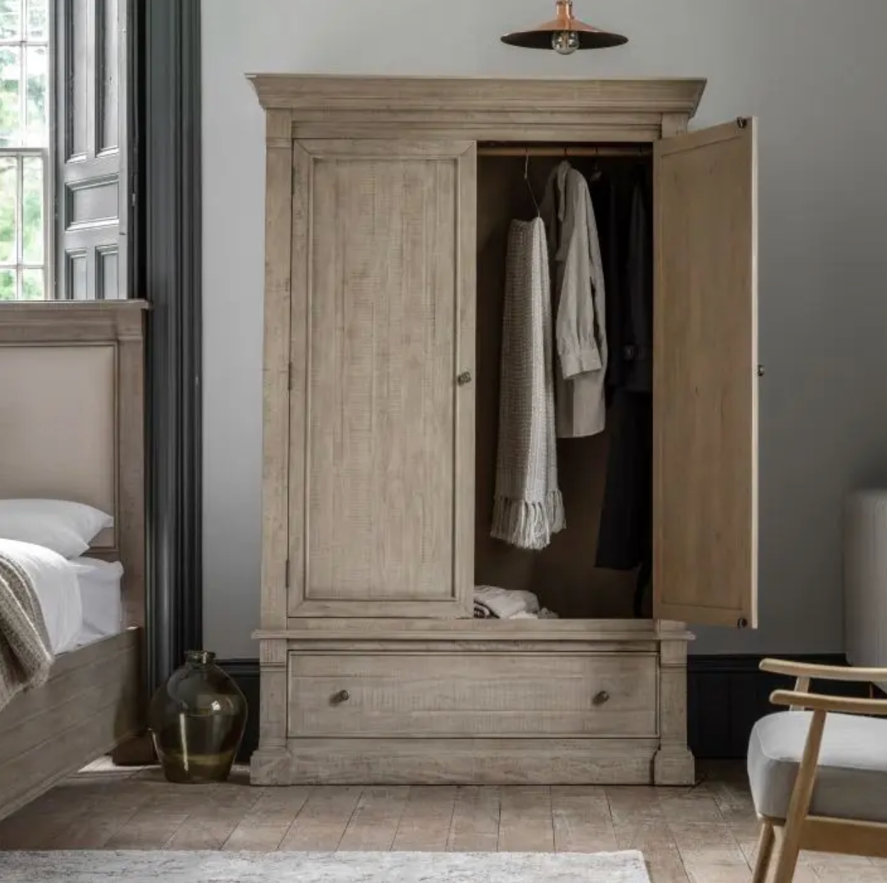 Vinnie Wardrobe
